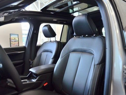 New 2025 Jeep Grand Cherokee Limited w/ Black Appearance Package image 15