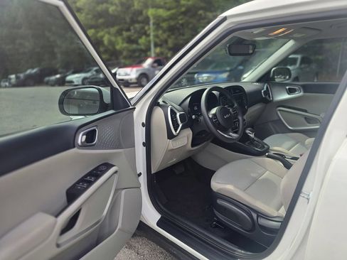 Used 2024 Kia Soul LX FWD image 9