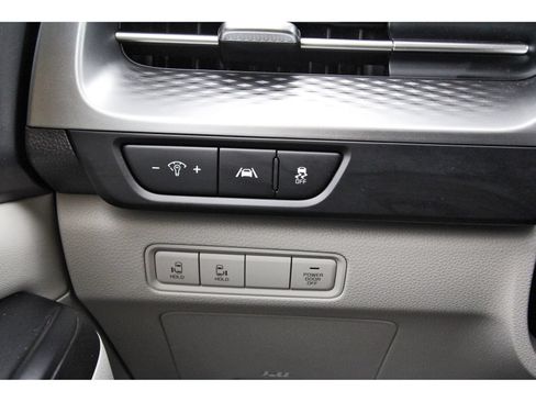 Used 2024 Kia Carnival LX FWD image 19