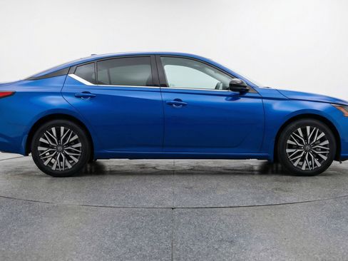 Used 2025 Nissan Altima 2.5 SV image 11