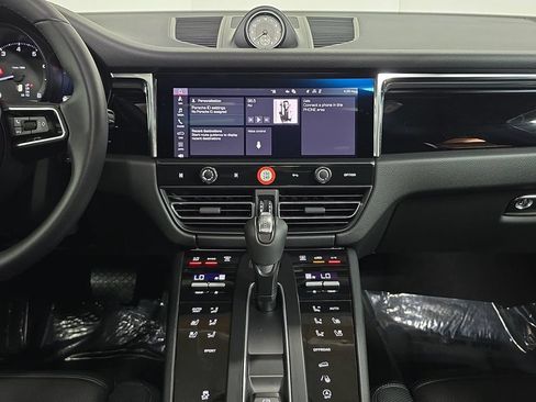 Certified 2026 Porsche Macan AWD/4WD image 16