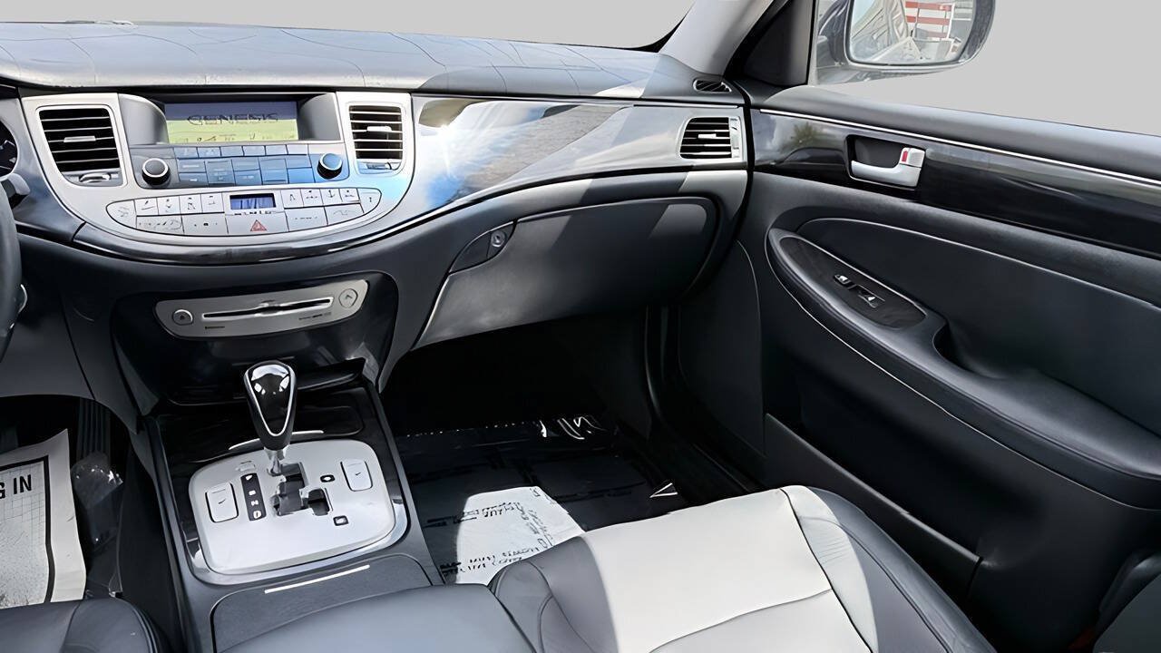 Used 2012 Hyundai Genesis 3.8 RWD image 6