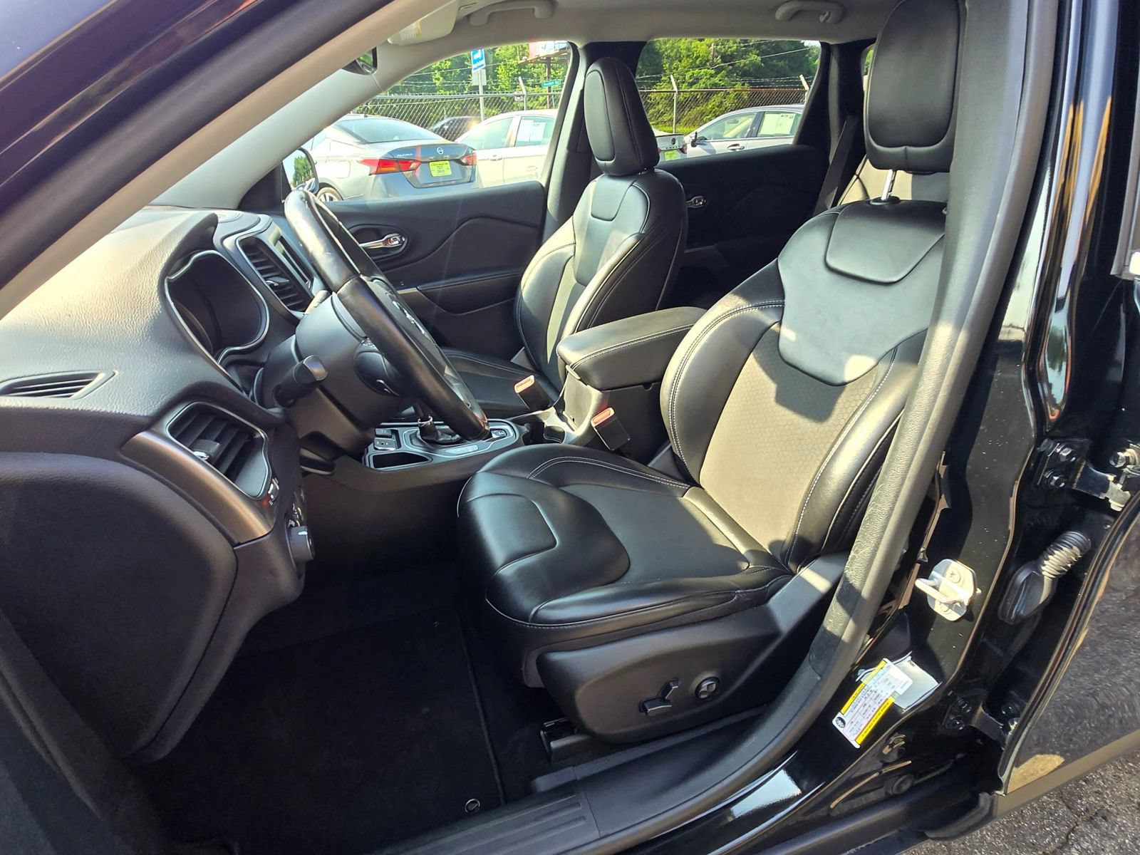 Used 2019 Jeep Cherokee Latitude Plus w/ Comfort/Convenience Group FWD image 6