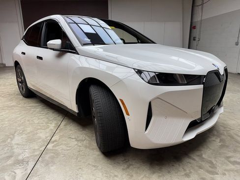 New 2026 BMW iX xDrive60 w/ Premium Package image 7