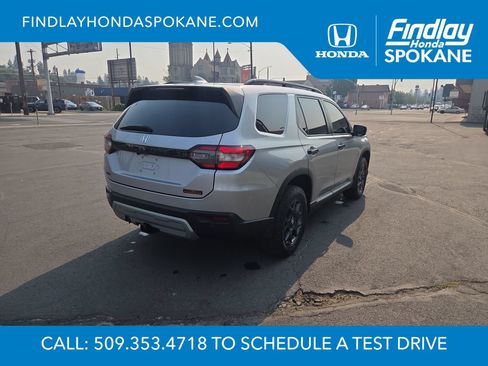 Used 2025 Honda Pilot TrailSport image 5