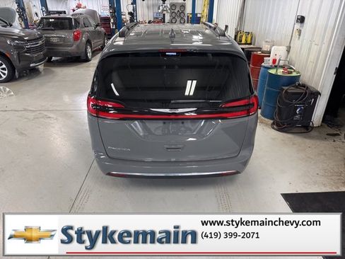 Used 2022 Chrysler Pacifica Touring-L image 12