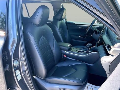 Used 2022 Toyota Highlander XLE AWD/4WD image 33