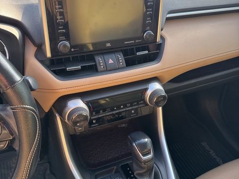 Used 2019 Toyota RAV4 Limited image 10