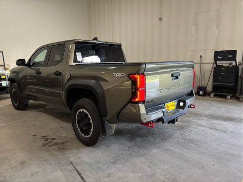 Used 2024 Toyota Tacoma TRD Off-Road w/ TRD Off Road Premium Package AWD/4WD image 4