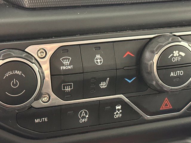 Used 2018 Jeep Wrangler Unlimited Sahara w/ Cold Weather Group AWD/4WD image 27