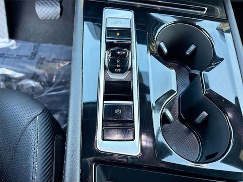 Used 2025 Volkswagen Atlas Cross Sport SE image 16