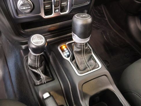 Used 2019 Jeep Wrangler Unlimited Sahara image 7