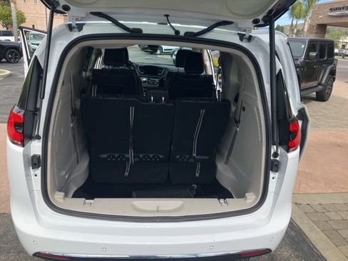 Used 2024 Chrysler Pacifica Select image 14