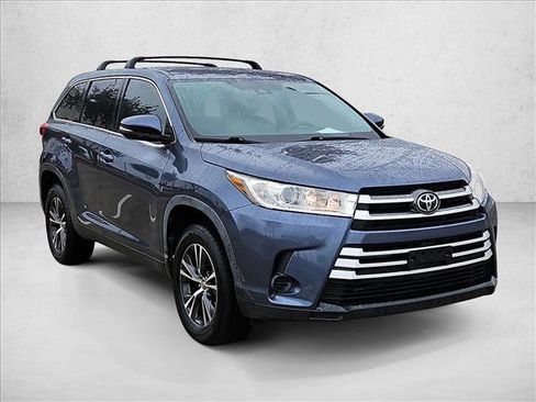 Used 2019 Toyota Highlander LE image 3