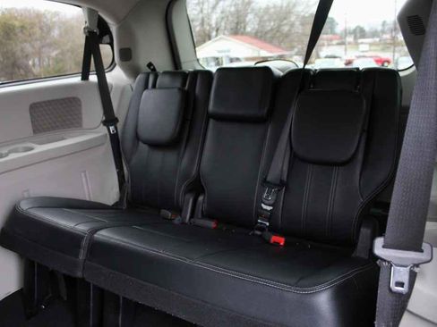 Used 2014 Chrysler Town & Country Touring image 25