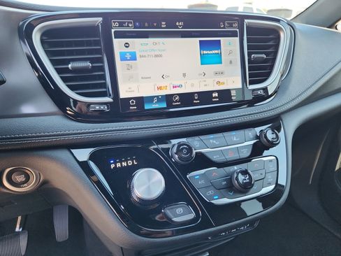 New 2025 Chrysler Pacifica Select w/ Fav Edition Package image 13