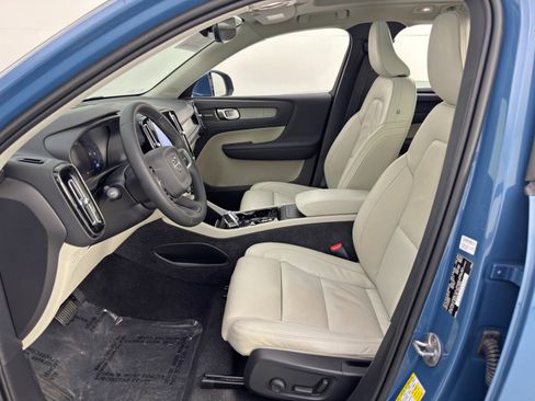 Used 2023 Volvo XC40 B5 Ultimate image 16