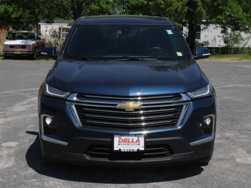 Used 2023 Chevrolet Traverse LT w/ Rear Camera Mirror Package AWD/4WD image 2