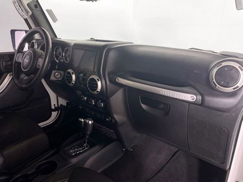 Used 2016 Jeep Wrangler Unlimited Sahara image 26