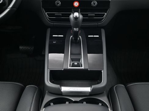 Certified 2024 Porsche Macan Turbo AWD/4WD image 10