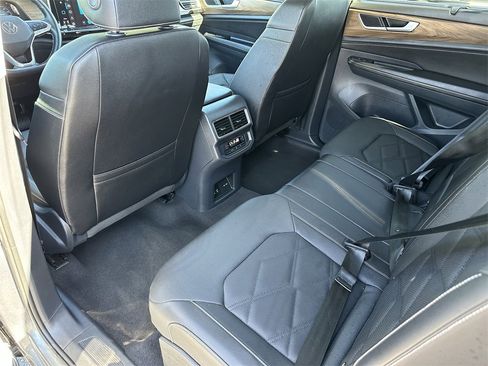 Used 2025 Volkswagen Atlas SE image 17