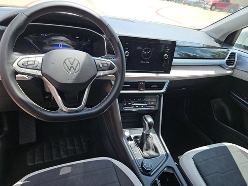 Used 2025 Volkswagen Taos SE AWD/4WD image 16