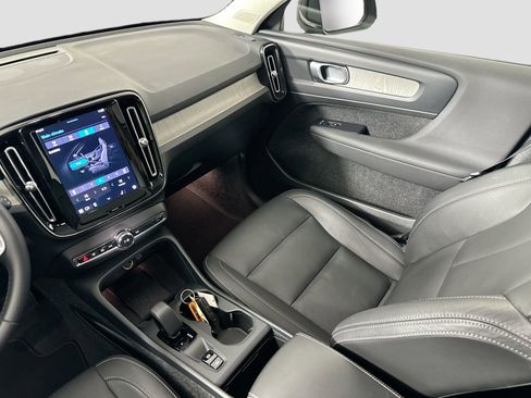 Certified 2025 Volvo XC40 B5 Core image 24