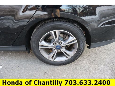 Used 2018 Ford Focus SE w/ SE Appearance Package image 28