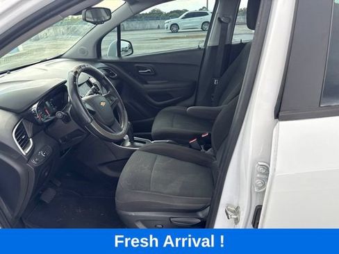 Used 2020 Chevrolet Trax LS FWD image 2