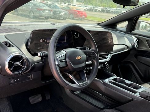 Used 2025 Chevrolet Equinox EV LT image 11