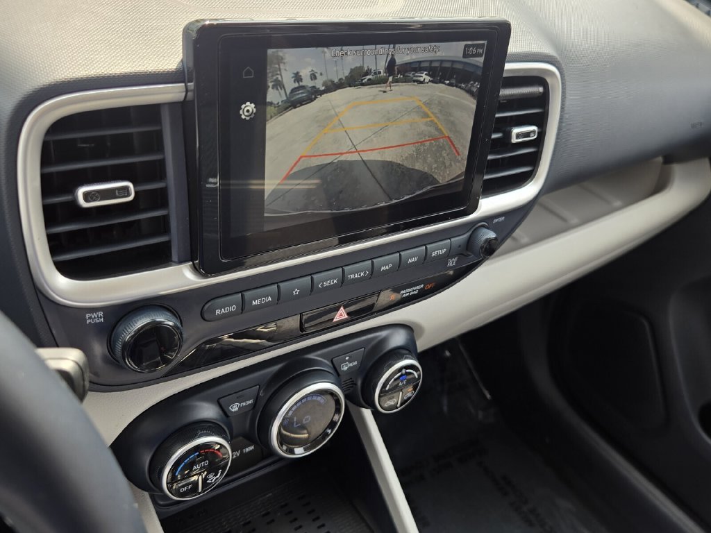 Used 2023 Hyundai Venue Limited FWD image 21