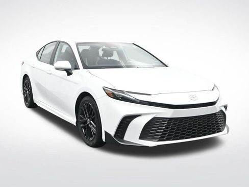 Used 2025 Toyota Camry SE FWD image 3
