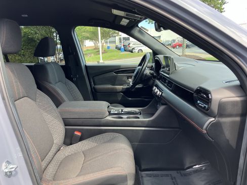 Used 2025 Honda Pilot Sport image 35