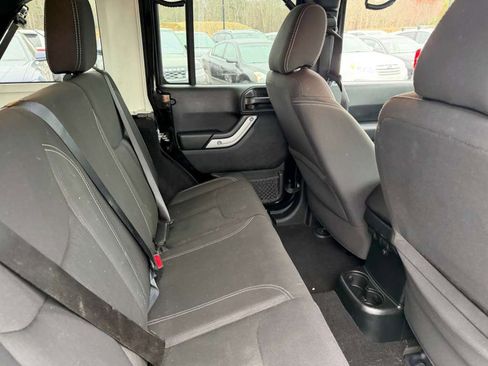 Used 2017 Jeep Wrangler Unlimited Sahara w/ Connectivity Group image 11