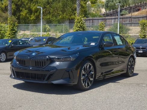 New 2026 BMW 550e xDrive w/ Premium Package AWD/4WD image 2