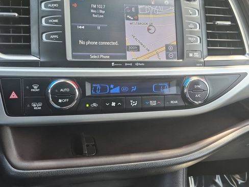 Used 2018 Toyota Highlander XLE AWD/4WD image 22