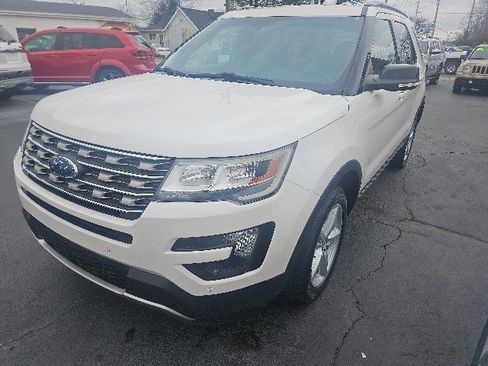 Used 2016 Ford Explorer XLT w/ Equipment Group 202A image 5