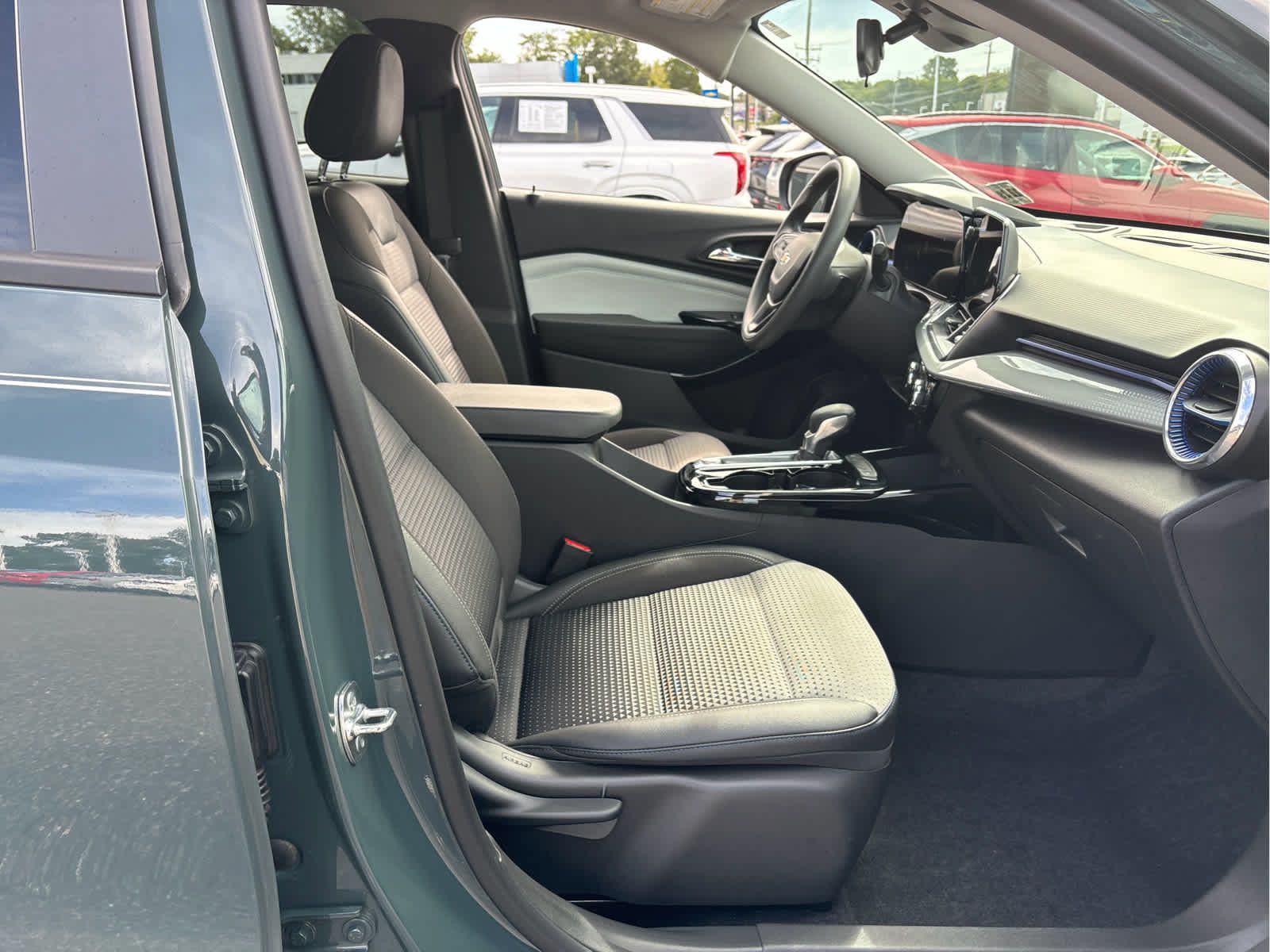Used 2025 Chevrolet Trax LT FWD image 21