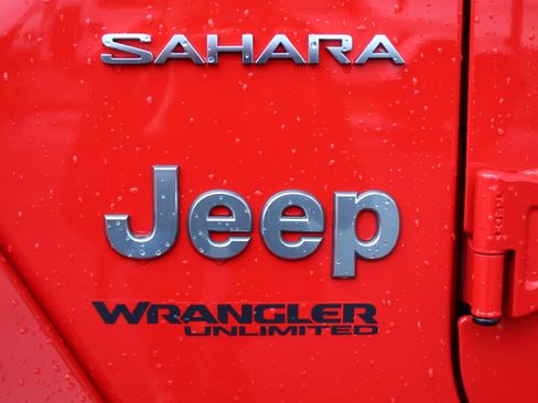 Used 2018 Jeep Wrangler Unlimited Sahara AWD/4WD image 13