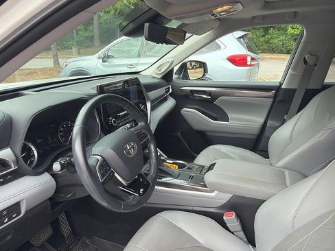 Used 2021 Toyota Highlander Platinum FWD image 12