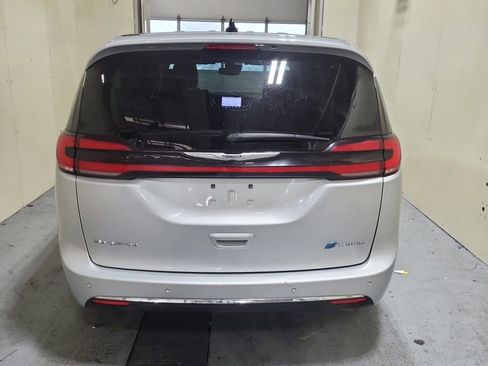 Used 2023 Chrysler Pacifica Touring-L image 4