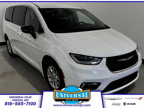 Used 2024 Chrysler Pacifica Touring-L FWD image 1
