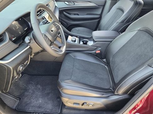 New 2025 Jeep Grand Cherokee L Altitude image 12