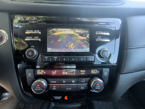 Used 2017 Nissan Rogue SV FWD image 18