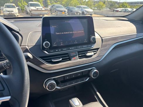 Used 2025 Nissan Altima 2.5 SV FWD image 17