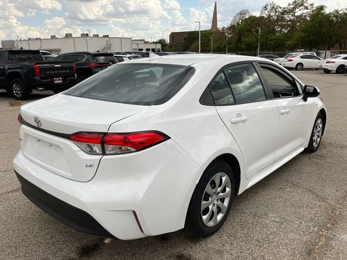 Used 2025 Toyota Corolla LE FWD image 4