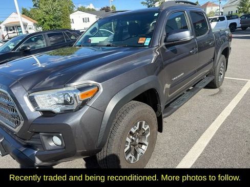 Used 2017 Toyota Tacoma TRD Off-Road w/ Premium & Technology Package AWD/4WD image 2
