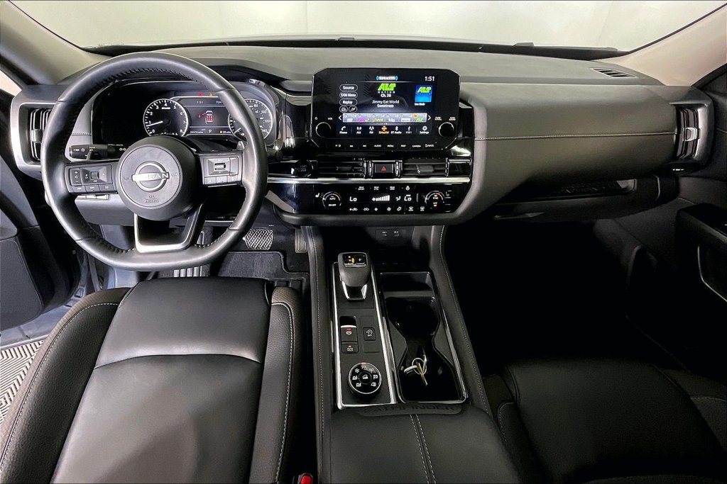 Used 2025 Nissan Pathfinder SL AWD/4WD image 17