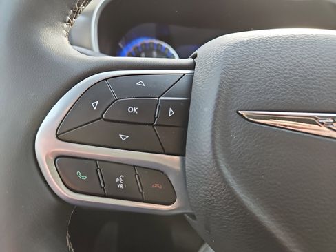 Used 2024 Chrysler Pacifica Touring-L image 25