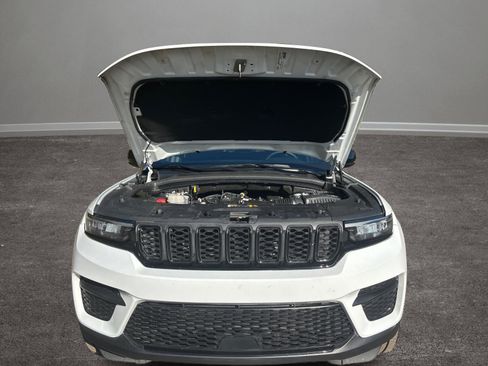 Used 2023 Jeep Grand Cherokee Altitude image 13